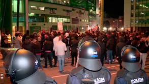 Polícia controla multidão perto do Estádio de Alvalade, em Lisboa