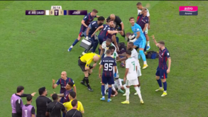 Champions Asiática: jogador leva pontapé violentíssimo na cabeça, 'apaga' no relvado e instala-se o caos