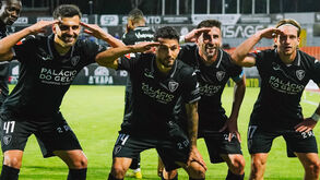 Jogadores do Ac. Viseu festejam frente ao Feirense