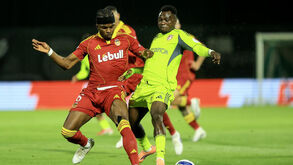 Os jogadores de Rio Ave e AVS em ação