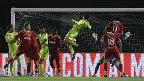 Os jogadores de Rio Ave e AVS em ação