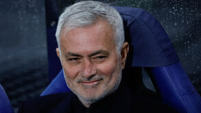 José Mourinho sorri no banco no jogo com o Gil Vicente