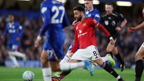 Bruno Fernandes assiste Matheus Cunha para golo em Stamford Bridge