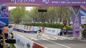 Robô humanóide vence meia-maratona em Pequim
