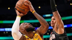 LeBron James em ação nos LA Lakers-Houston Rockets