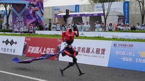 Robô humanóide vence meia-maratona em Pequim e supera recorde mundial humano