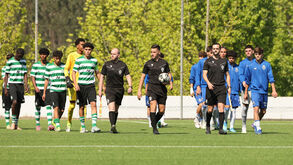 Os jogadores de FC Porto e Sporting a entrar em campo