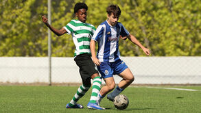 Os jogadores de FC Porto e Sporting durante o clássico de iniciados 