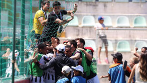 Jogadores do Portimonense a celebrar com os adeptos 