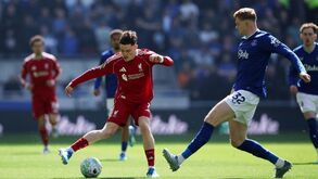 Florian Wirtz (Liverpool) e Jarrad Branthwaite (Everton) em ação