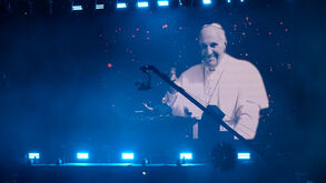 Padre Guilherme lidera DJ set de tributo techno ao Papa Francisco em Buenos Aires  