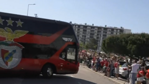 Autocarro do Benfica deixa Seixal rumo a Alvalade