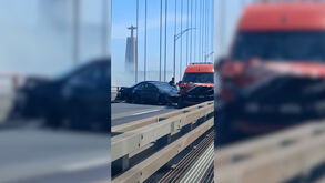 As imagens do acidente aparatoso que cortou a Ponte 25 de abril no sentido Almada-Lisboa