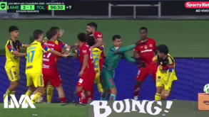 Apertões no pescoço e chapadas: jogo entre Toluca e América marcado por cenas de violência em pleno relvado