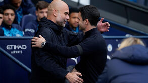 Guardiola e Arteta abraçam-se
