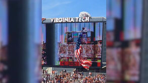 Paraquedista fica preso em placar durante jogo do Virginia Tech