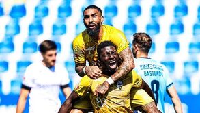 Jogadores do Farense celebram golo