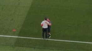 Dérbi com tensão e... carinho: o momento em que roupeiros de Sporting e Benfica trocam abraço em pleno relvado 