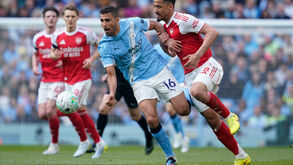 Rodri e Saliba disputam a bola no Manchester City-Arsenal