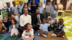 Obama e Mamdani protagonizam momento onde cantam 'As Rodas do Autocarro' numa creche