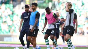 Jogadores do Sporting CP aquecem para o dérbi contra o SL Benfica