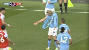 Haaland com a camisola rasgada