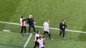 Sporting-Benfica: a reação de Mourinho ao penálti defendido por Trubin