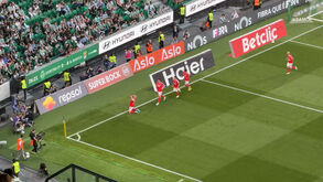 Schjelderup marcou, celebrou junto à zona dos adeptos do Benfica e acabou a dançar com Ríos