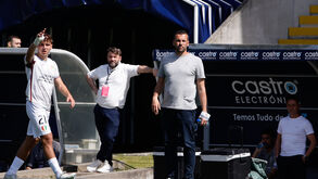 João Nuno no banco do E. Amadora no jogo em Arouca