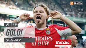 Segundo penálti... agora para o Benfica: bola foi ao braço de Morita, João Pinheiro não teve dúvidas e Schjelderup marcou