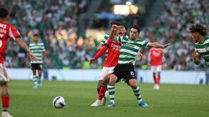 Jogo Sporting-Benfica: disputa pela bola entre jogadores