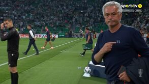 Apontou para o 'M' na camisola e para a cabeça: o gesto de Mourinho após a vitória em Alvalade
