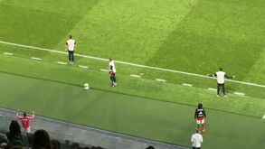 Mourinho irrequieto, Prestianni de braços abertos e… sinal do relógio: como o Benfica viveu os instantes finais do dérbi