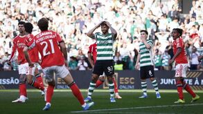 Jogadores de futebol em campo durante o jogo Sporting CP contra SL Benfica