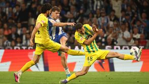 Momento de disputa de bola entre jogadores de FC Porto e Tondela