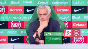 Mourinho explica gesto no final: «Interprete como quiser...»