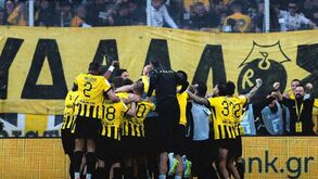 Jogadores do AEK celebram a liderança na Grécia