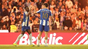Jogadores do FC Porto celebram durante o jogo contra o Tondela