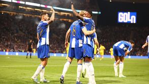 Jogadores do FC Porto celebram durante o jogo contra o Tondela