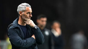 Carlos Vicens no jogo com o Famalicão