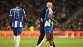 Zaidu sai de campo com apoio após problema físico