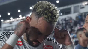 Neymar deixa relvado a tapar os ouvidos, é insultado e reage: «Não há ser humano que aguente»