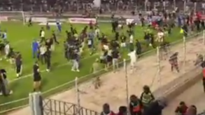 Caos em Marrocos: jogo termina com invasão de campo e confrontos violentos entre adeptos