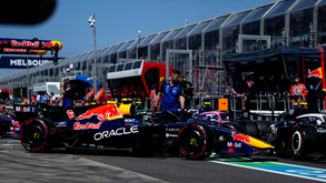 O carro de Isack Hadjar a sair da garagem da Red Bull durante o fim de semana na Austrália