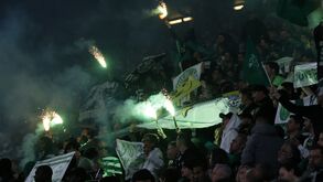 Adeptos do Sporting com tochas e bandeiras no estádio
