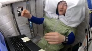 Christina Koch explica que astronautas dormem no espaço 'como zombies' 