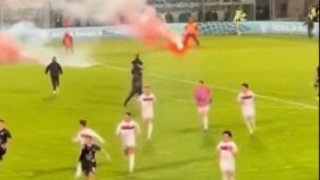 Pirotecnia e invasão obrigam equipas a fugir para o balneário: jogo da 3.ª liga italiana a ferro e fogo