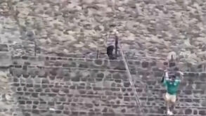 O momento em que homem armado dispara contra turistas nas pirâmides de Teotihuacán no México