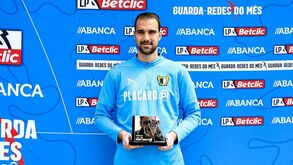 Lazar Carevic recebe troféu de melhor guarda-redes de março da 1ª Liga