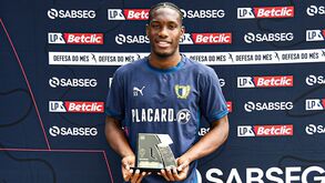 Ibrahima Ba recebe prémio de defesa do mês, destacando o trabalho da equipa do Famalicão